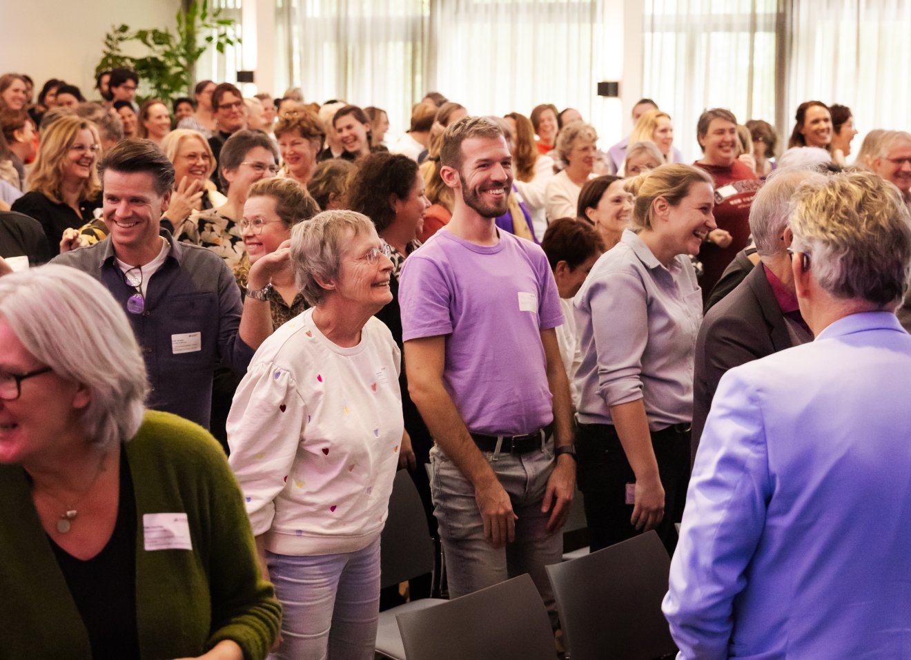 mensen die aan het staan zijn 